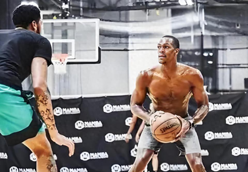 NBA球星瘦身肌肉硬漢，庫(kù)里麒麟臂顯壯實(shí)。