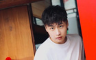 陽光齊麟，胡同大男孩曬照。