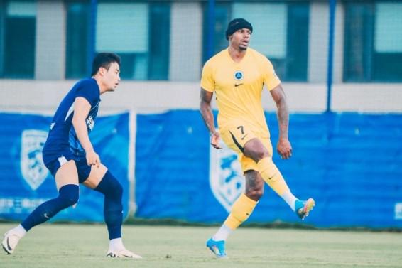 深圳新鵬城4-0勝武漢三鎮(zhèn)，韋斯利傳射助陣。