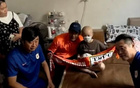 王大雷探望小球迷，與患癌者定特殊慶祝動(dòng)作。