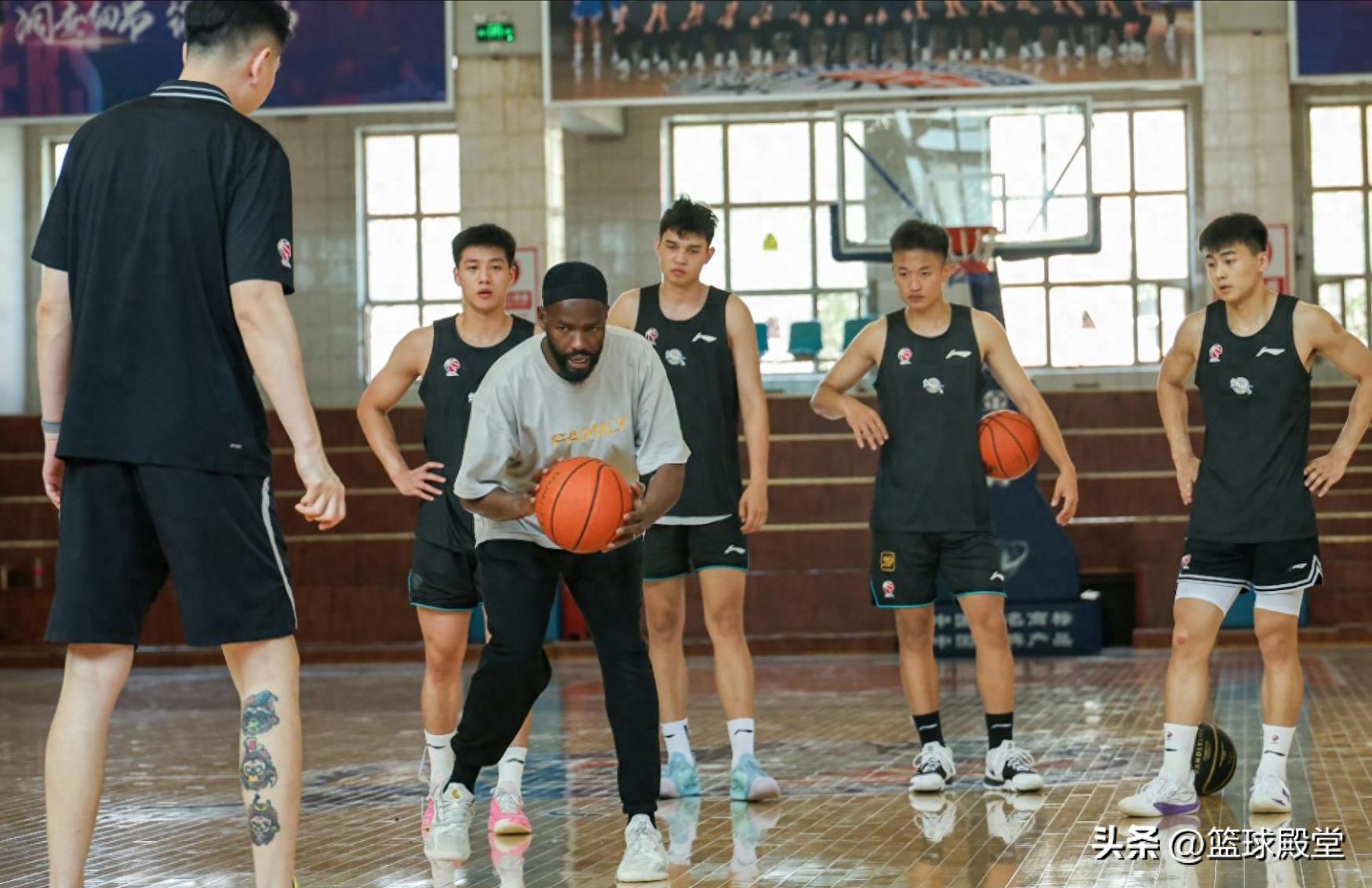 新疆教練團(tuán)隊(duì)再升級(jí)！NBA教練與歐洲外援加盟，三分王助陣！