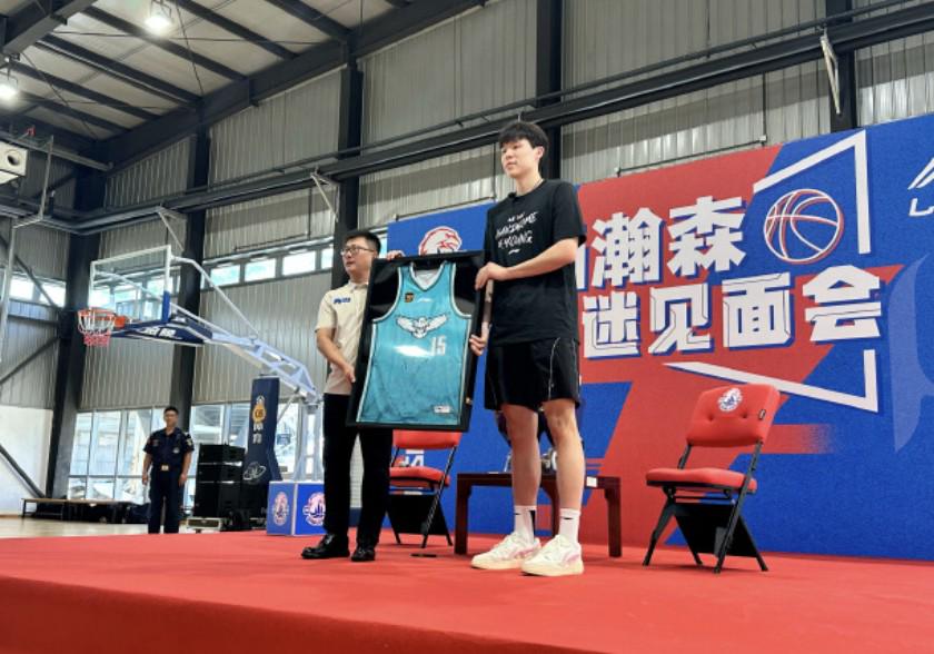 楊瀚森NBA時(shí)期，青島男籃暫存15號(hào)球衣。